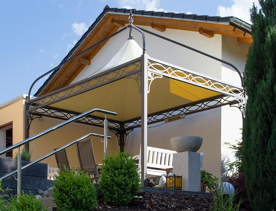Der 4x3 m große Gartenpavillon Antica Roma mit wasserdichtem Dach ermöglich die ganzjährige Nutzung dieser Terrasse.