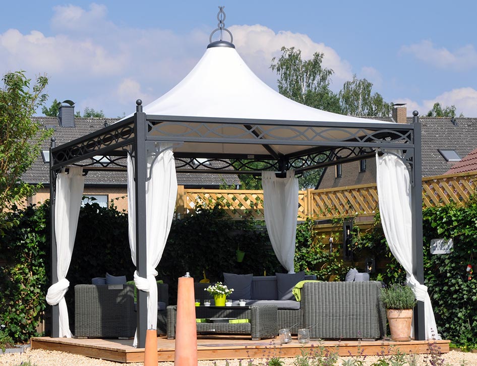 Wie eine exklusiv gestaltete Theaterbühne erscheint der Garten-Pavillon Roma in 3x3 Metern mit weißem Pagodendach.
